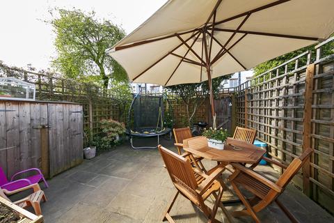 15 Brinsworth Close, Twickenham, TW2 5BS