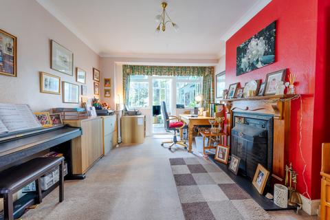 16 Avon Close, Worcester Park, KT4 7AH