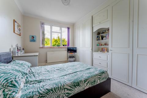 16 Avon Close, Worcester Park, KT4 7AH