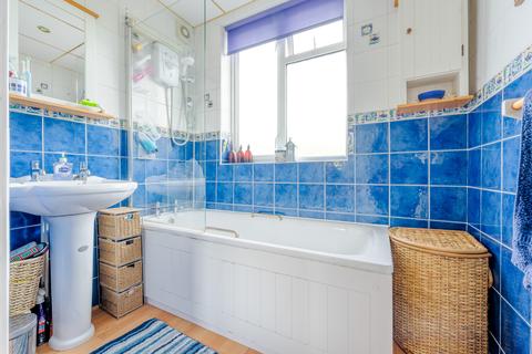 16 Avon Close, Worcester Park, KT4 7AH