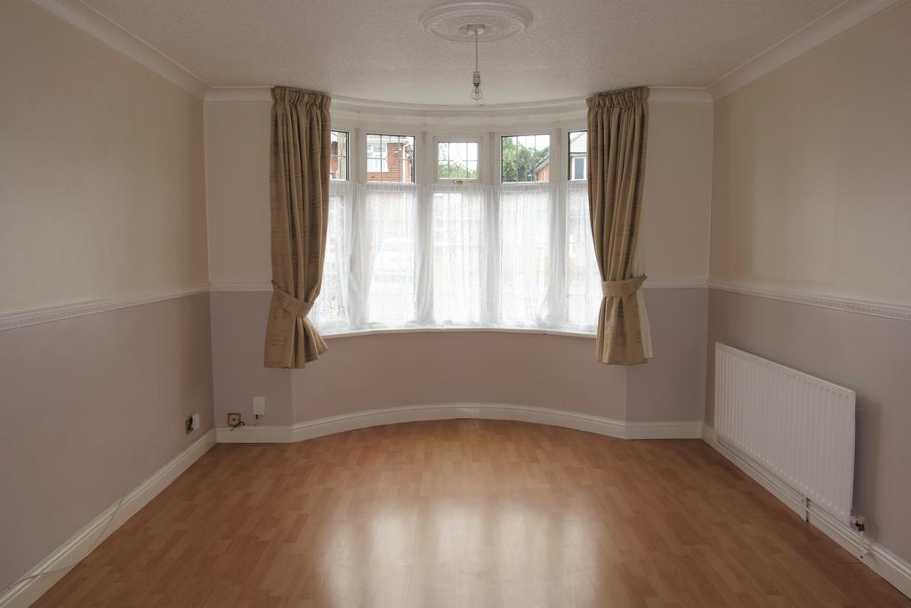 Summerfields Avenue, Halesowen B62 3 bed semidetached house £875 pcm