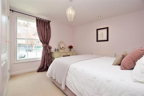 3 Pilgrim Mews, Reigate, RH2 8AH