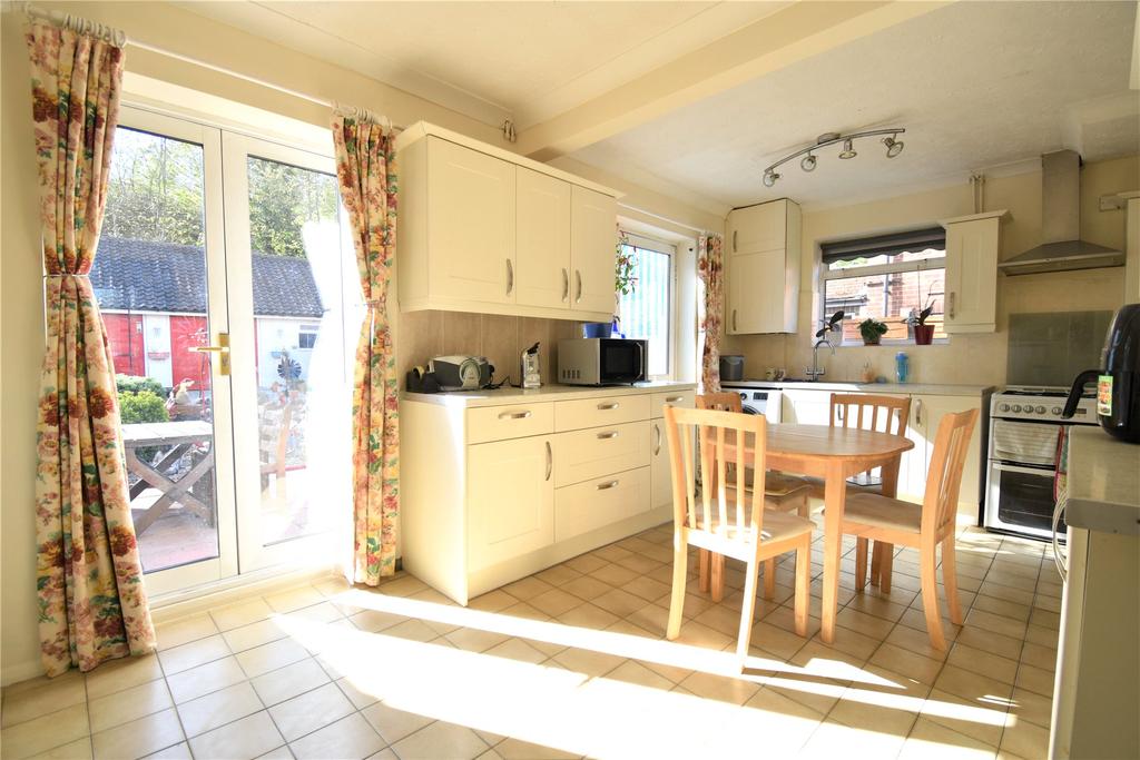 Bagshot Green, Bagshot, Surrey, GU19 3 bed semidetached house £425,000