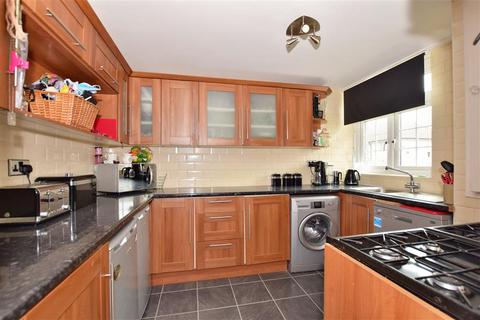11 Cypress Path, Romford, RM3 8BD
