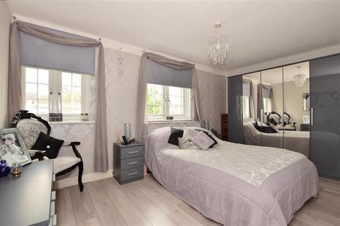 11 Cypress Path, Romford, RM3 8BD