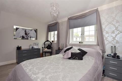 11 Cypress Path, Romford, RM3 8BD