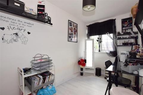 11 Cypress Path, Romford, RM3 8BD