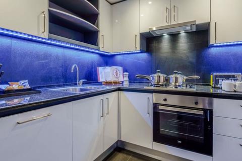 2 bedroom flat to rent, Circus Apartments E14