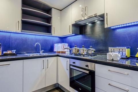 2 bedroom flat to rent, Circus Apartments E14