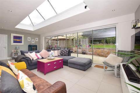 11 Yarm Close, Leatherhead, KT22 8NZ