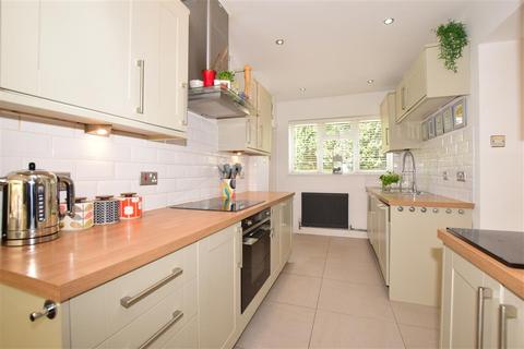 11 Yarm Close, Leatherhead, KT22 8NZ