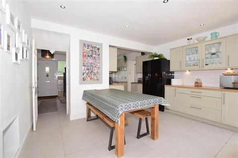 11 Yarm Close, Leatherhead, KT22 8NZ