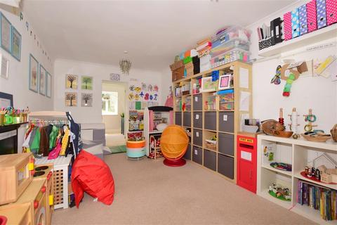 11 Yarm Close, Leatherhead, KT22 8NZ