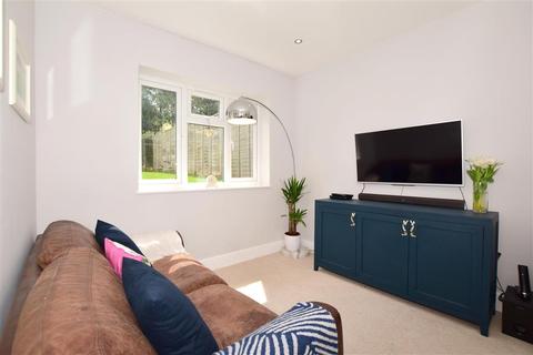 11 Yarm Close, Leatherhead, KT22 8NZ