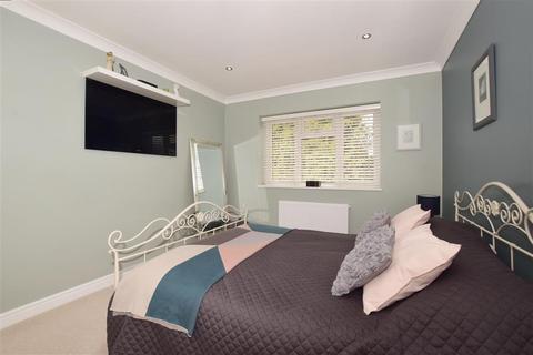 11 Yarm Close, Leatherhead, KT22 8NZ