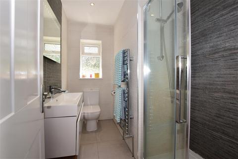 11 Yarm Close, Leatherhead, KT22 8NZ