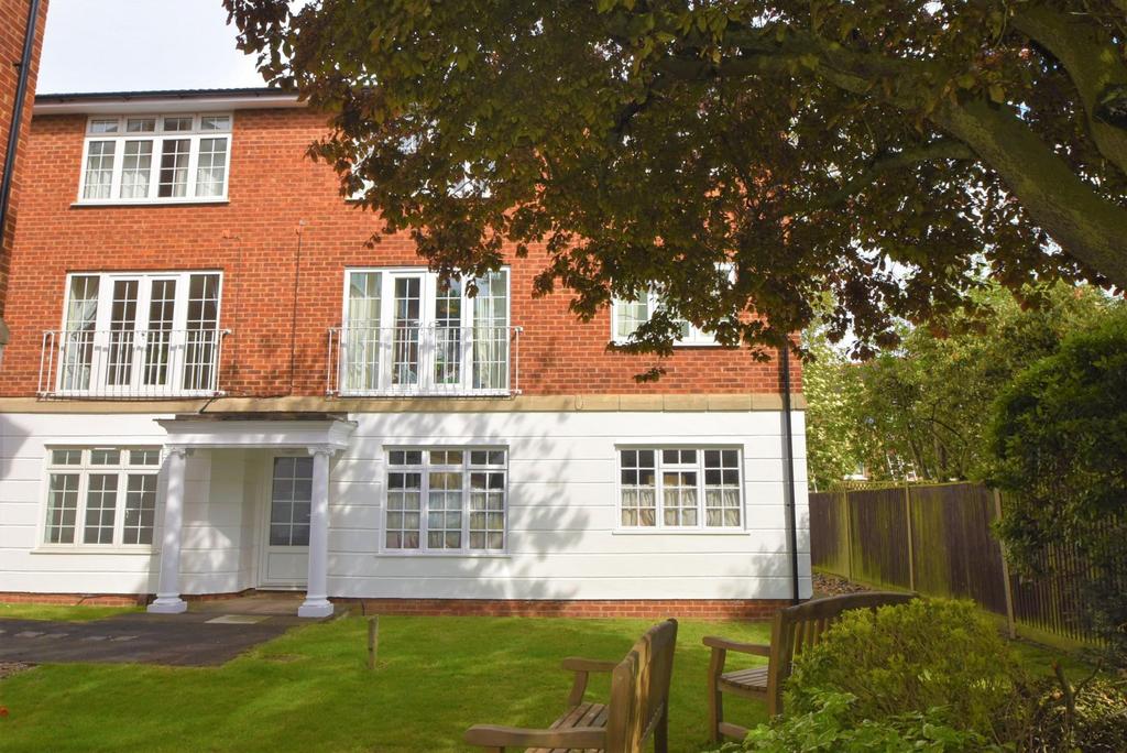 Lammas Court, Windsor, SL4 2 bed ground floor flat £1,150 pcm (£265 pw)