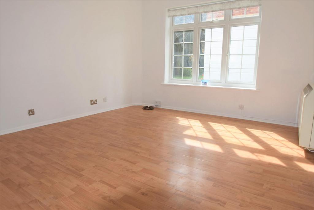 Lammas Court, Windsor, SL4 2 bed ground floor flat £1,150 pcm (£265 pw)