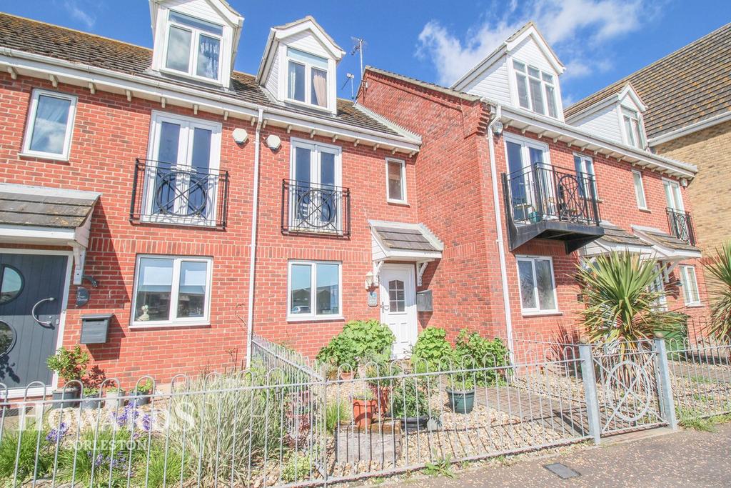 Riverside Road, GorlestononSea 3 bed terraced house £250,000