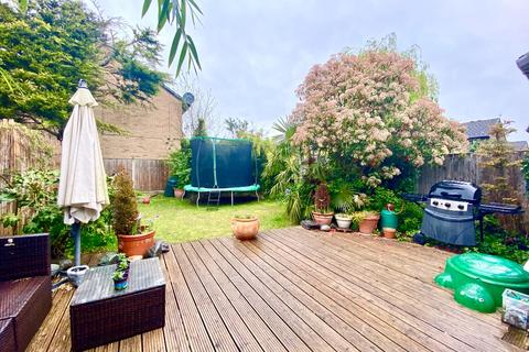 37 Juniper Way, Romford, RM3 0XQ