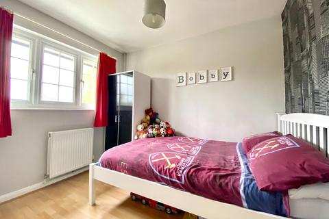 37 Juniper Way, Romford, RM3 0XQ