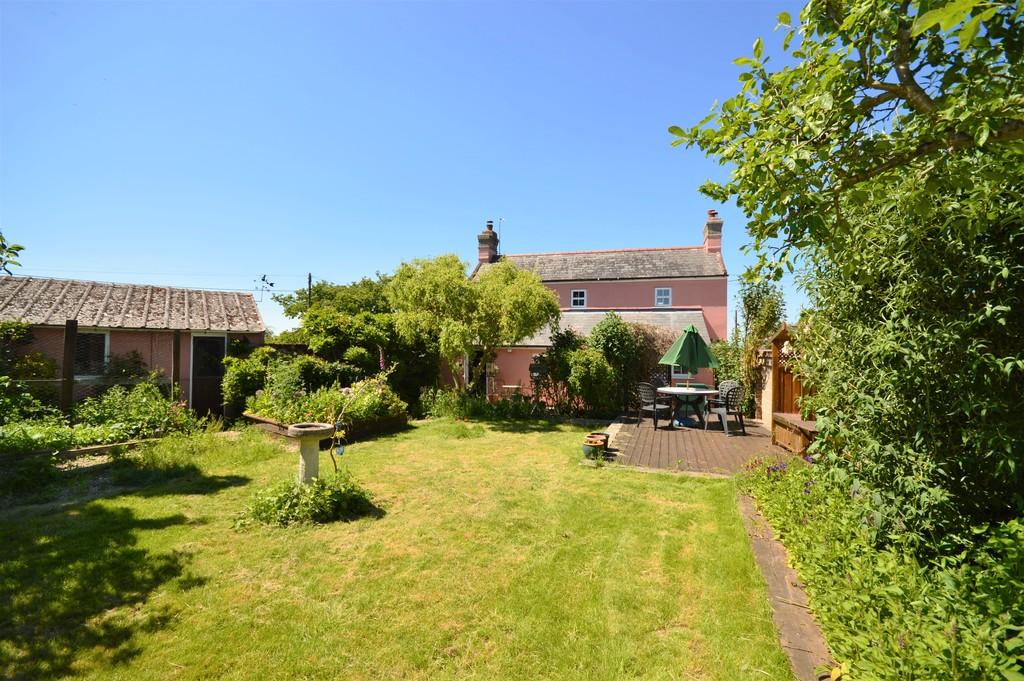 Mistley Heath, Manningtree, CO11 2QJ 2 bed detached house £375,000