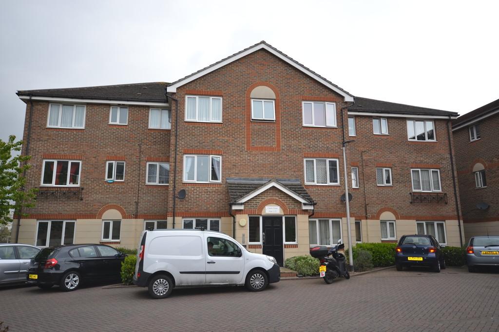 Quarles Park Road, Chadwell Heath 2 bed apartment £1,200 pcm (£277 pw)