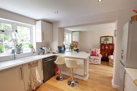 8 Oak Tree Close, Trowbridge, BA14 9BD