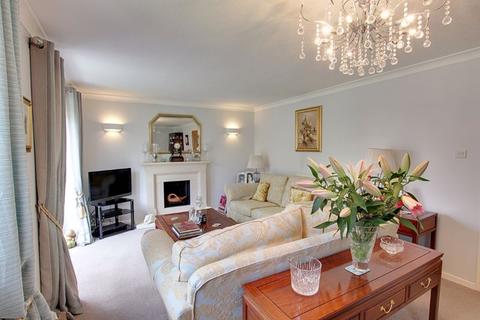 8 Oak Tree Close, Trowbridge, BA14 9BD