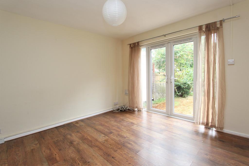 Unity Road, Keynsham, Bristol, BS31 1NG 2 bed flat £850 pcm (£196 pw)
