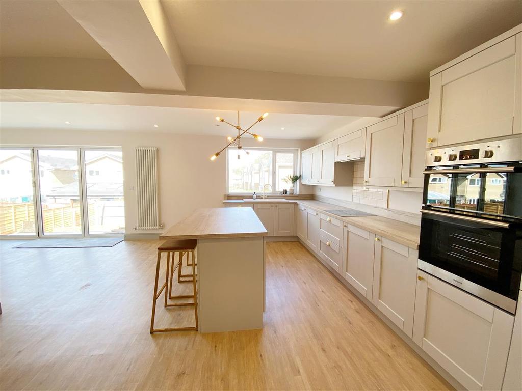 Kitchen2.jpg