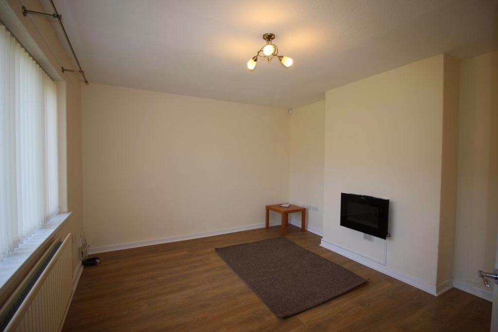 Ramsey Square 3 bed house £575 pcm (£133 pw)