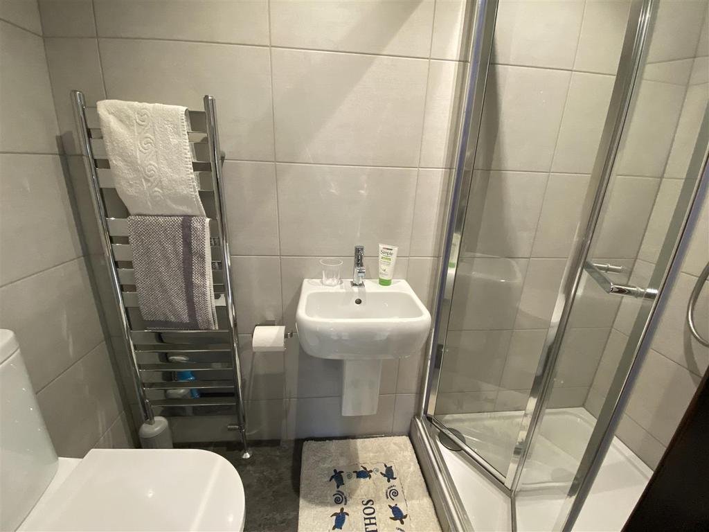 En suite shower room/wc