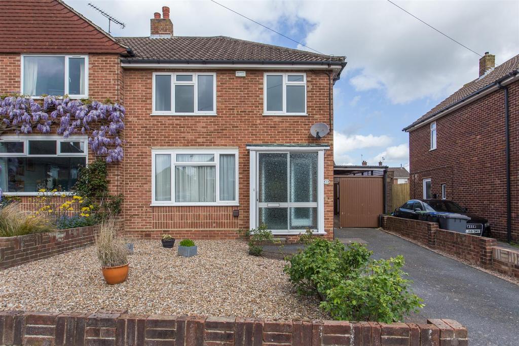 Whitehall Gardens, Canterbury 3 bed house £1,200 pcm (£277 pw)
