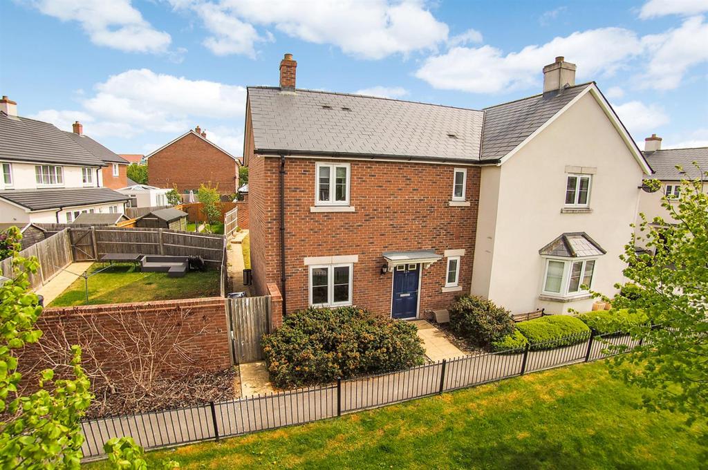 Picket Twenty Way, Andover 3 bed semidetached house £285,000