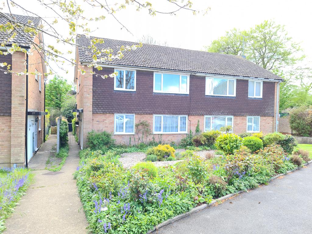 Cookfield Close, Dunstable LU6 2 bed £875 pcm (£202 pw)