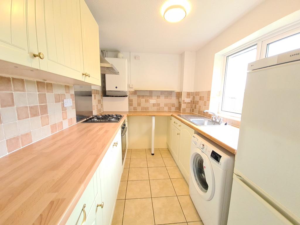 Cookfield Close, Dunstable LU6 2 bed £875 pcm (£202 pw)