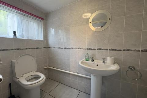 3 bedroom semi-detached house to rent, Sunbury,  Sunbury on Thames,  TW16