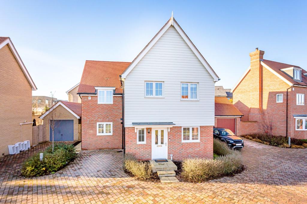 Chester Close, Stortford... 3 bed detached house £595,000