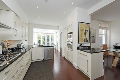 4 bedroom terraced house to rent, Muncaster Road, SW11