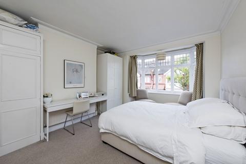 4 bedroom terraced house to rent, Muncaster Road, SW11
