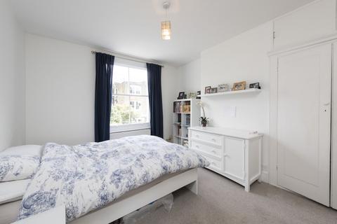 4 bedroom terraced house to rent, Muncaster Road, SW11