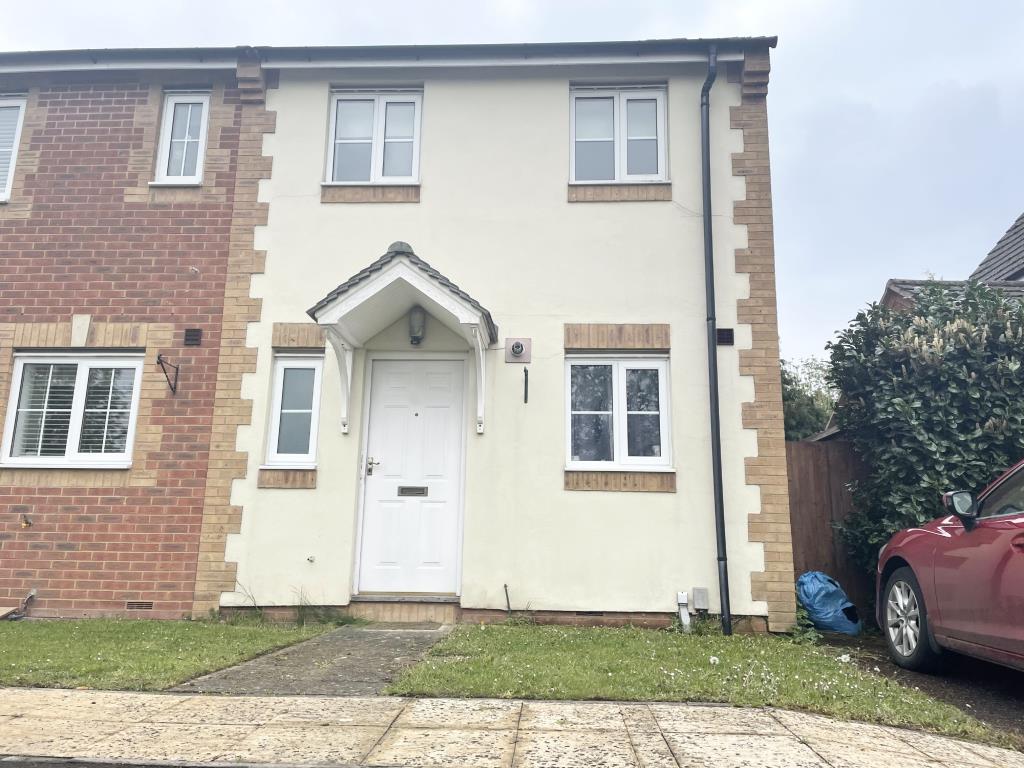Banbury Close, Wokingham, RG41 2 bed end of terrace house £1,300 pcm