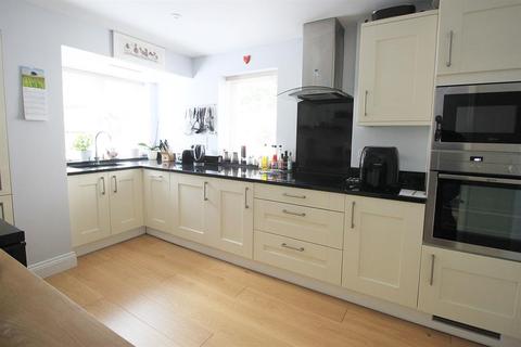 2, Castle View Abbey Hill, Netley Abbey, Southampton, SO31 5FA