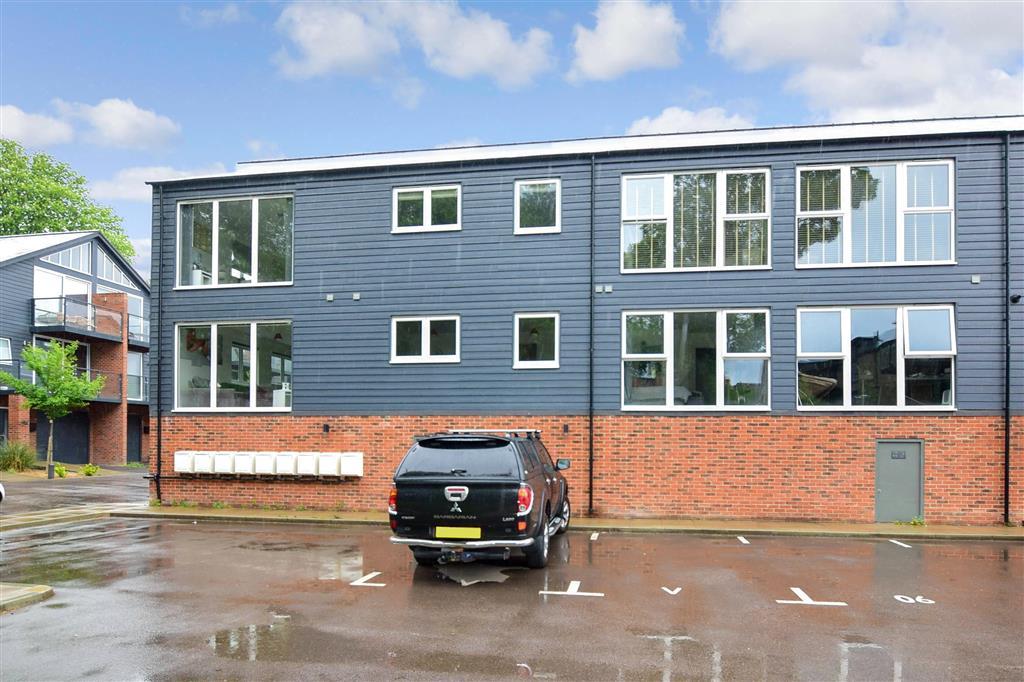 Ordnance Yard, Lower Upnor... 2 bed apartment £275,000