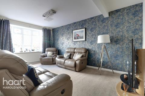 2 Cheveley Close, Romford, RM3 0EU