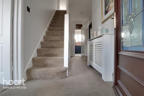 2 Cheveley Close, Romford, RM3 0EU