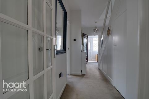 2 Cheveley Close, Romford, RM3 0EU