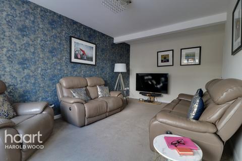 2 Cheveley Close, Romford, RM3 0EU
