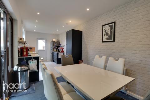 2 Cheveley Close, Romford, RM3 0EU